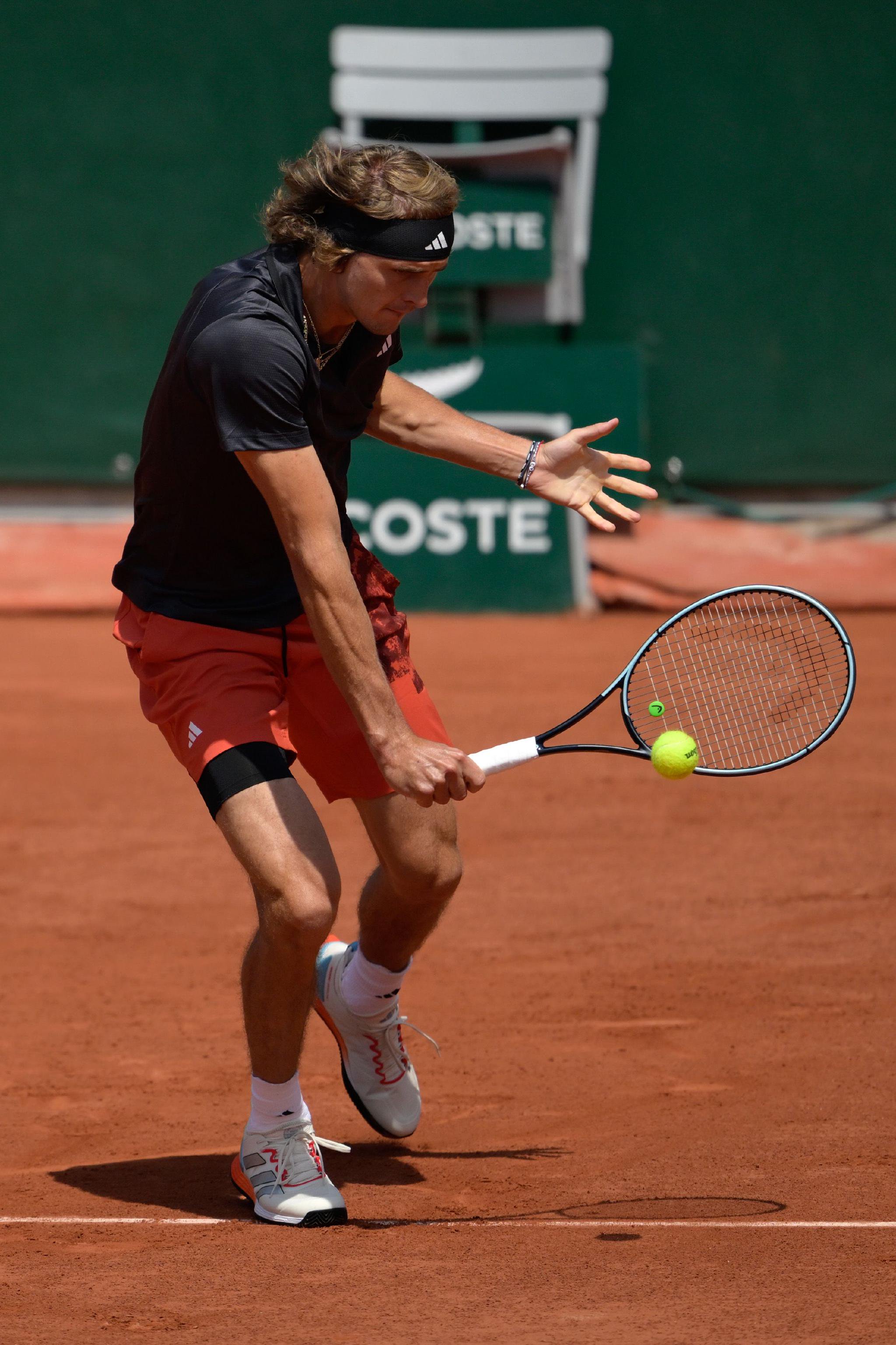 乐鱼体育app-意大利网球队强势日本网球队，兹维列夫统治全场的简单介绍